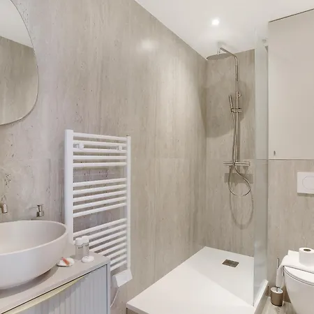 Modern, Cozy With Ac In Area * 뇌이이쉬르세느