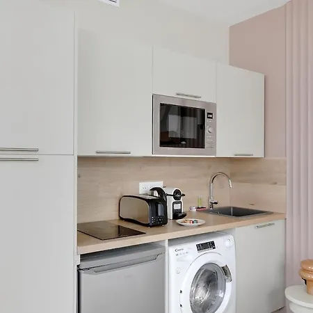 Modern, Cozy With Ac In Area 아파트