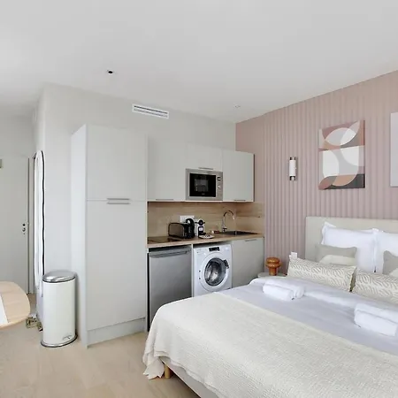 Modern, Cozy With Ac In Area * 뇌이이쉬르세느