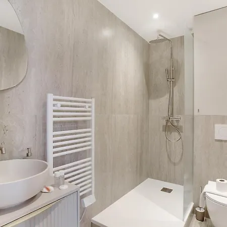 Modern, Cozy With Ac In Area * 뇌이이쉬르세느