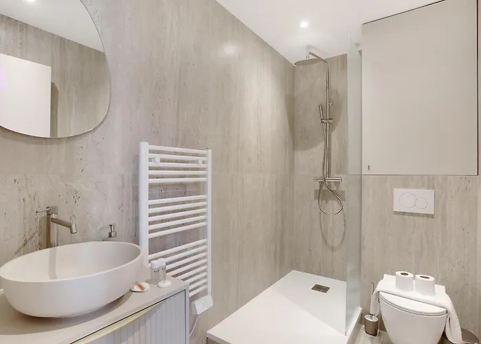 Modern, Cozy With Ac In Area * 뇌이이쉬르세느